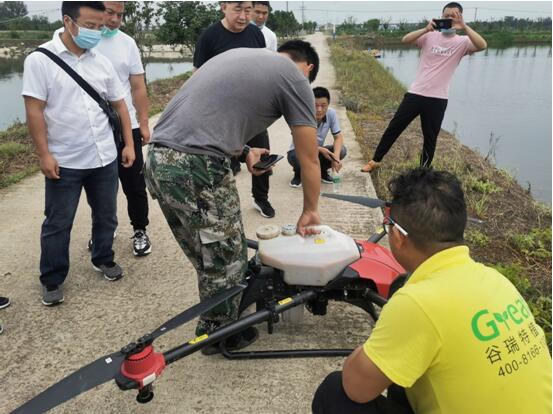 湖北荊門農航站舉辦水產養殖無人機防治技術推廣示范現場會